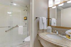 2 Queen Beds - Guest Bathroom For Queens