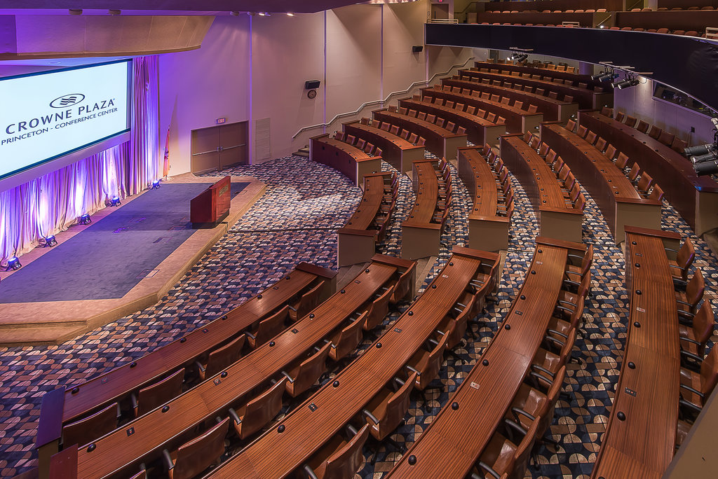 Amphitheater with seats for 400 attendees