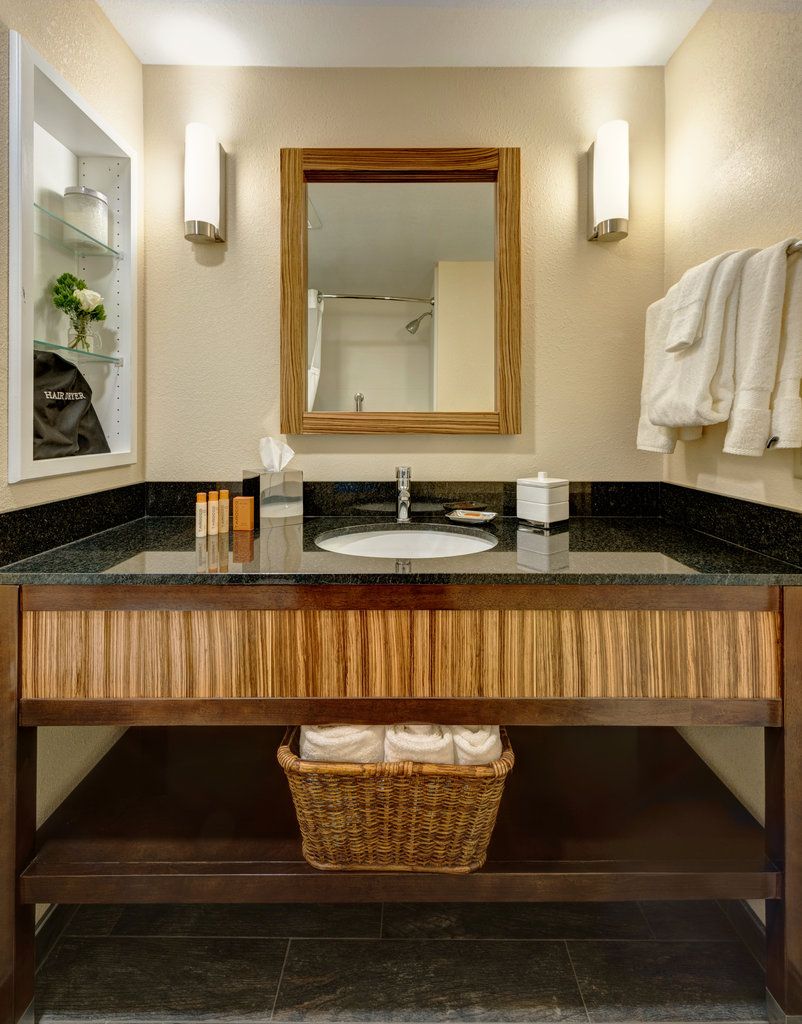 Queen Bathroom