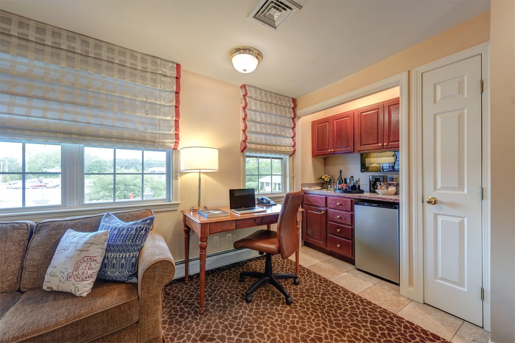 King Suite Wet Bar