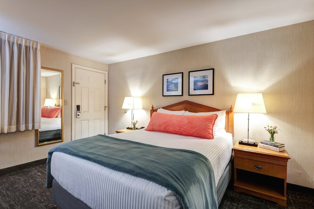 Queen Bed Room