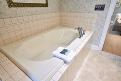 Hershey Suite Bath Tub