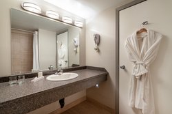 Bath Deluxe (Business Queen and King Rooms)