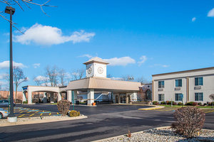 Parking and Exterior of Clarion Inn Elmhurst Oakbrook