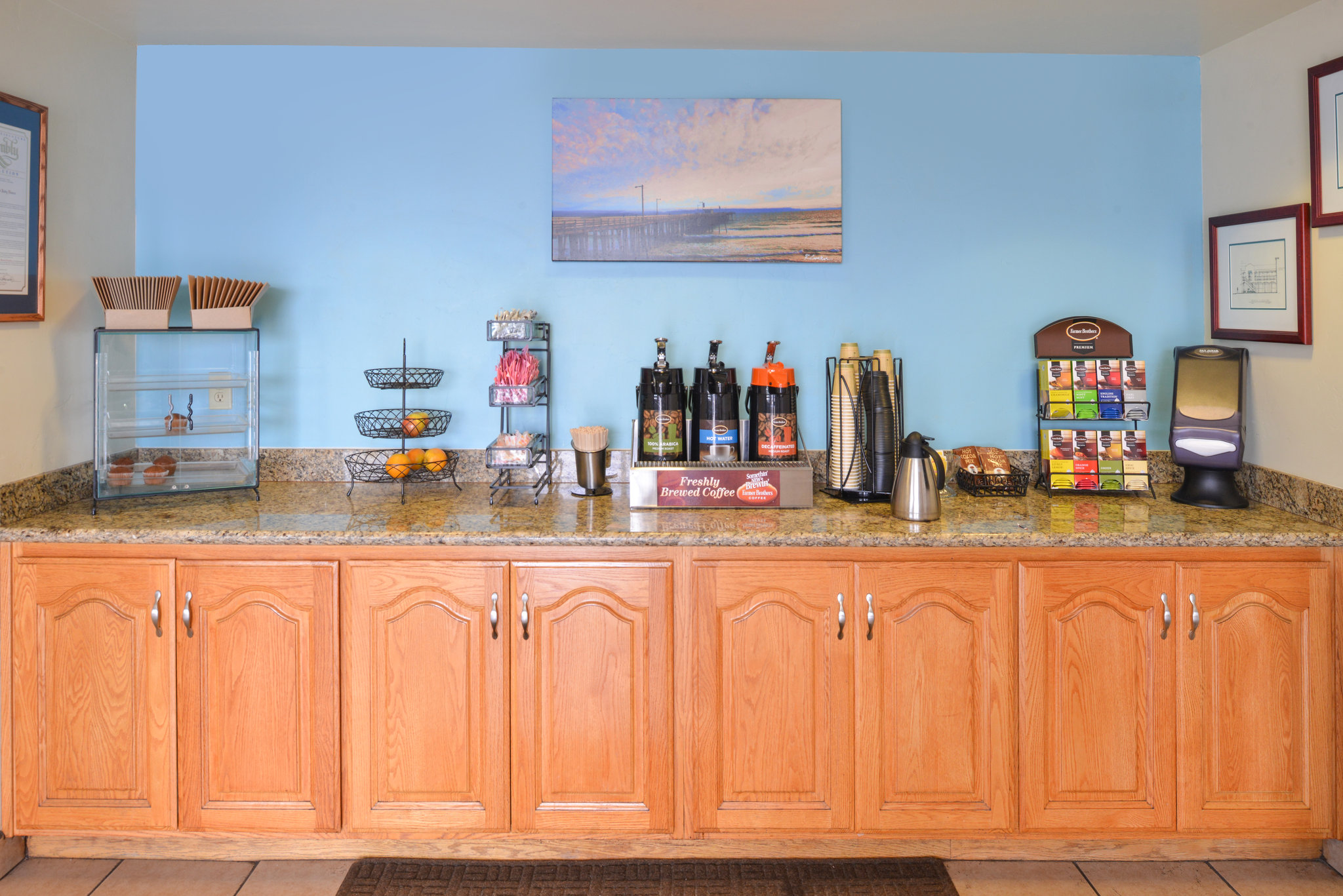 Edgewater Inn & Suites — gallery preview 3