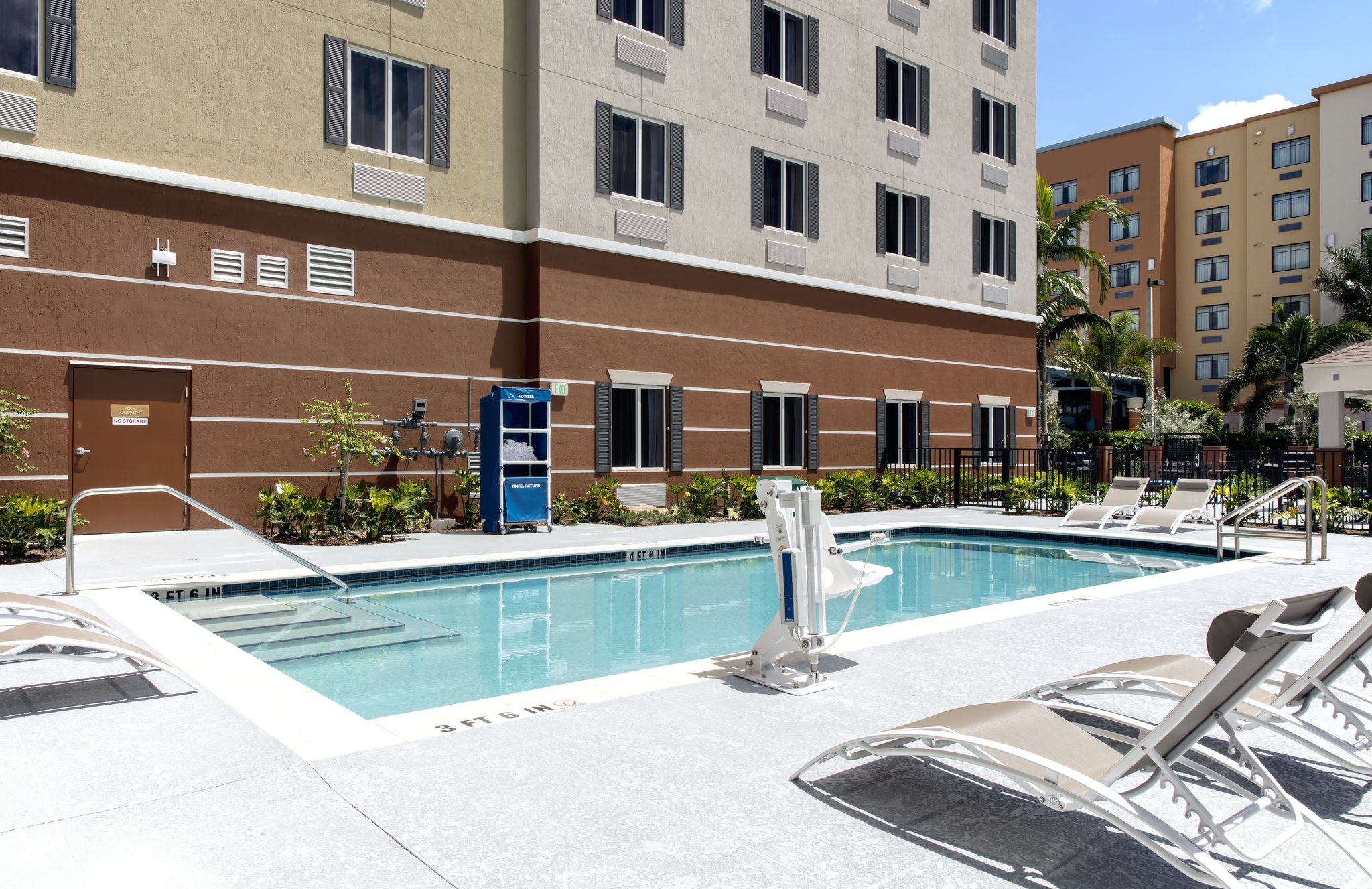 Hotel In Kendall Fl Candlewood Suites Miami Exec Airport