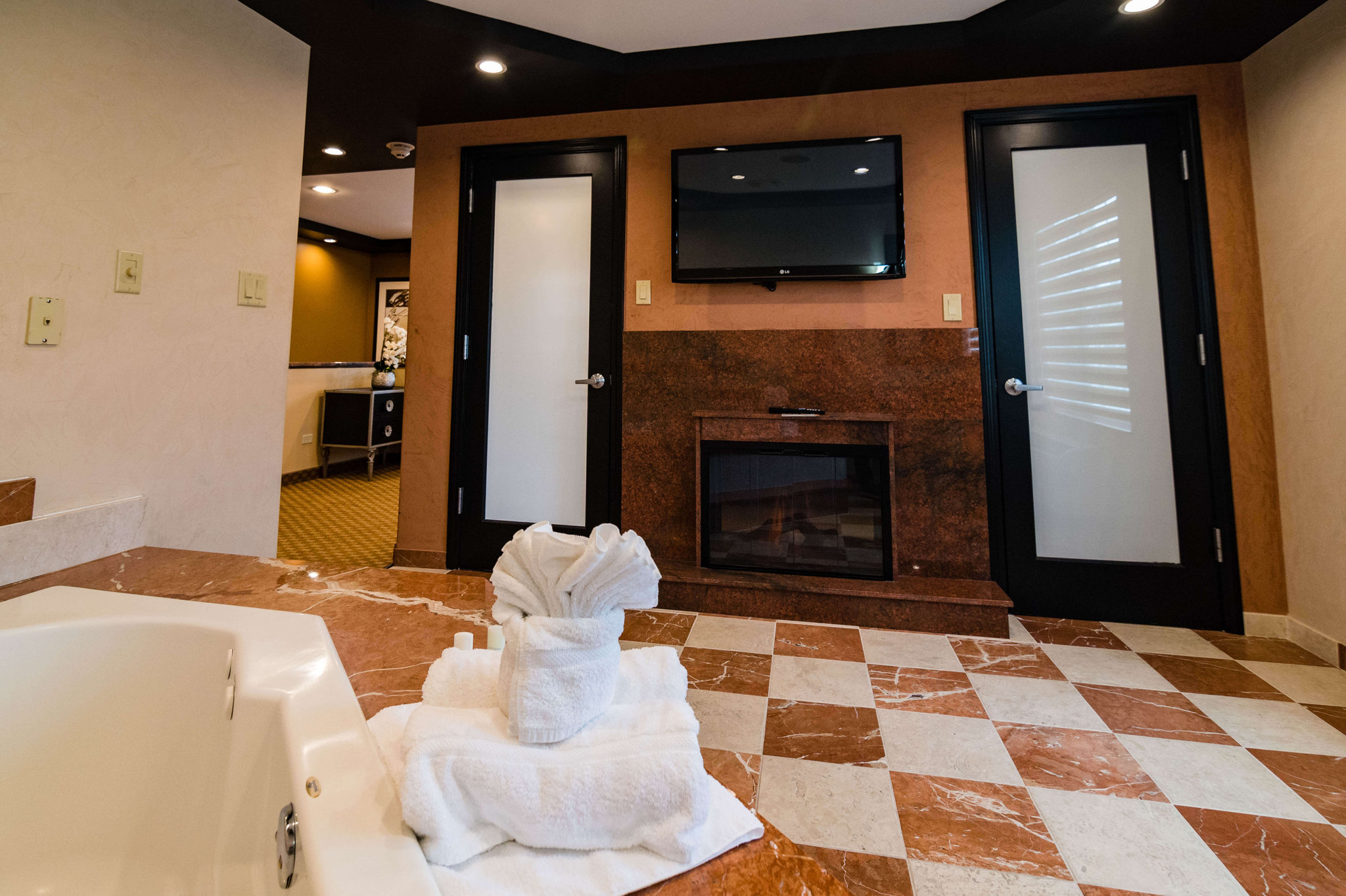 Honeymoon Suite in Elmhurst Illinois | Clarion Inn Elmhurst - Oakbrook