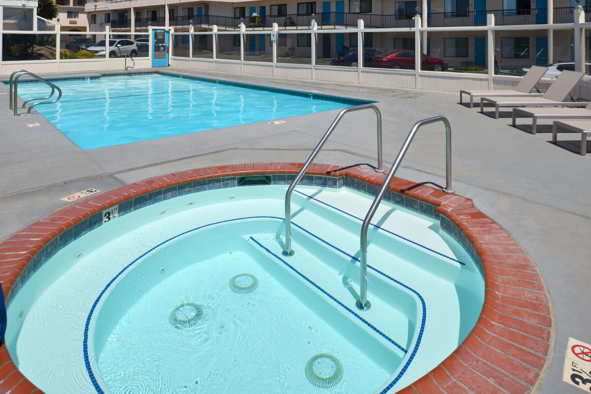 Edgewater Inn & Suites — gallery preview 1